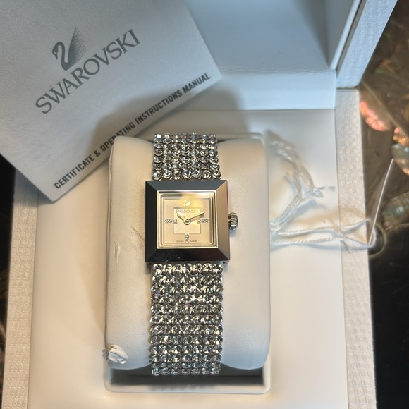 NEW Authentic Swiss Made Swarovski All Around Crystal Watch. Classic Time piece. - Picture 12 of 15